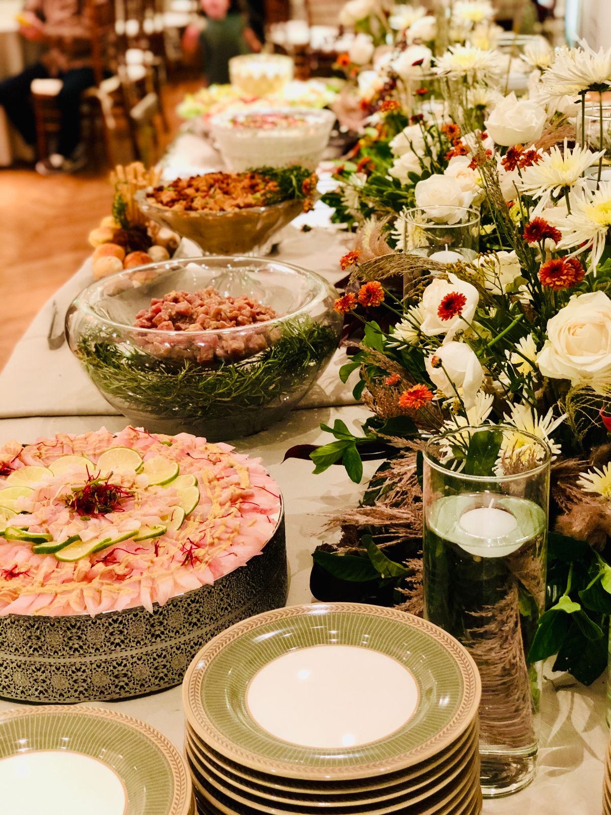 Pratos gourmet preparados por buffet profissional para eventos especiais